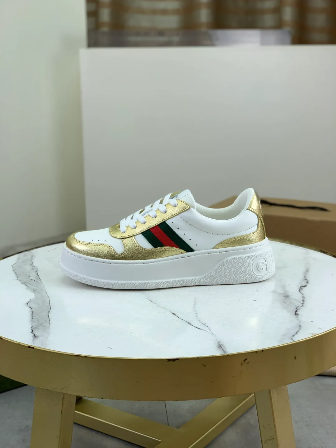 Men's shoes 💰P600 new GUCCI high version 🆕New series, 👫couple biscuit shoes, thick-soled sneakers, these are really comfortable, super light, comfortable and versatile, 👍a must-have item, this item is full of fun retro flavor. G’s new series continues to seek inspiration from daily life in other eras and incorporates the essence of current design to create refreshing designs. This sneaker is made of GG printed canvas and decorated with the classic double G monogram pattern, highlighting the profound connotation of the brand logo. GG printed embossed leather, glossy leather details, 5cm taller, instantly enhances your aura when worn! (With a complete set of packaging bags) Airplane box Size: 35-45